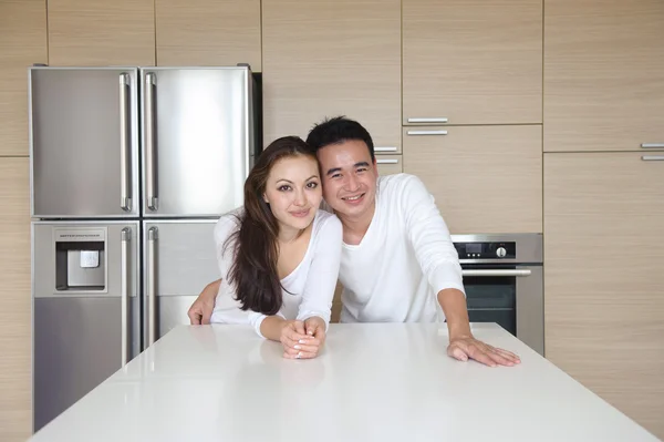 Счастливая азиатская пара — стоковое фото