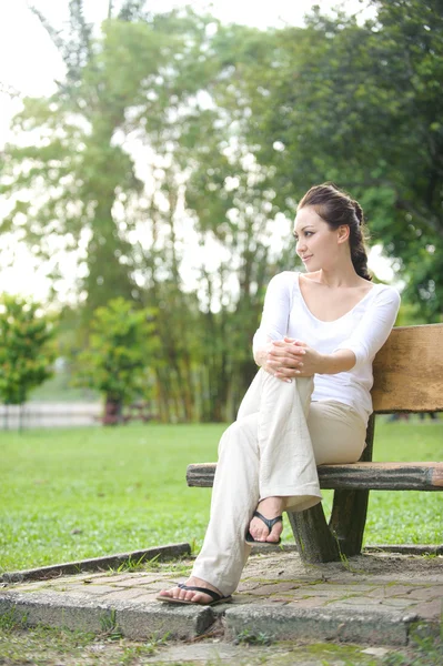 Aantrekkelijke gezonde Aziatische vrouw — Stockfoto