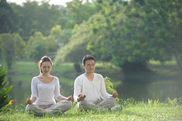 Casais asiáticos meditando — Fotografia de Stock