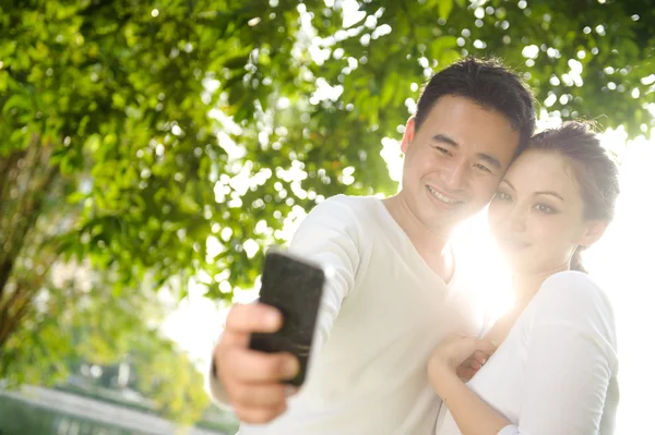 Asiático casal tirando fotografias — Fotografia de Stock