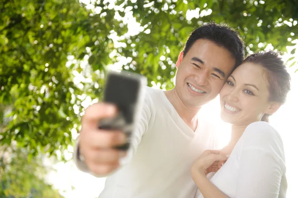 Asiático casal tirando fotografias — Fotografia de Stock