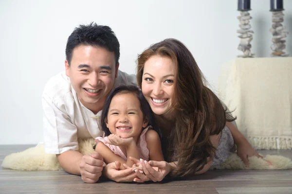 Feliz familia asiática Imágenes de stock libres de derechos