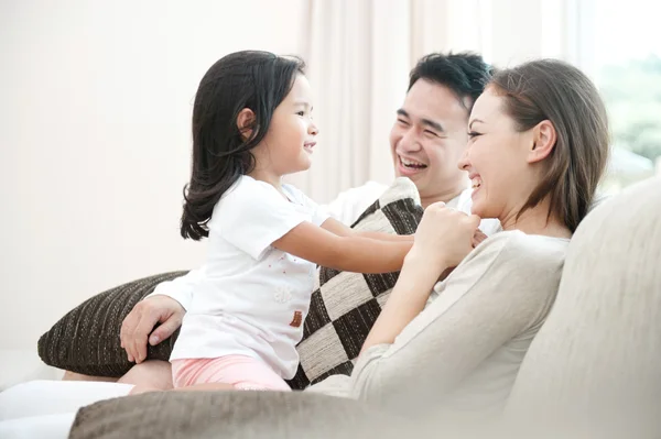 Szczęśliwe rodziny azjatyckie gra Zdjęcie Stockowe