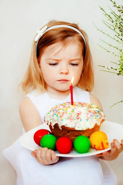 Dívka s velikonoční vajíčka a velikonoční dort Stock Obrázky