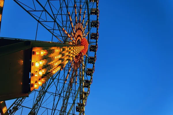 Roda gigante ao entardecer — Fotografia de Stock