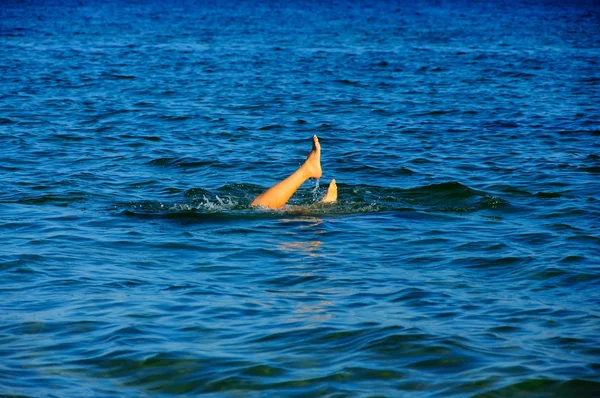 水の若い女性の足 — ストック写真