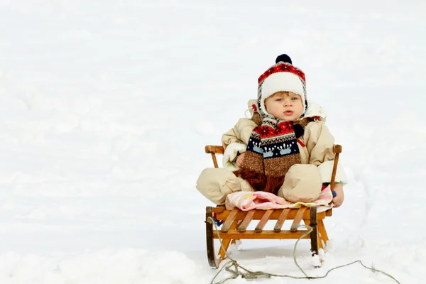 Μωρό αγόρι χειμώνα παιχνίδι — Φωτογραφία Αρχείου