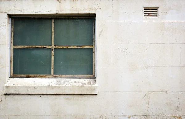 Fenster auf Beton — Stockfoto