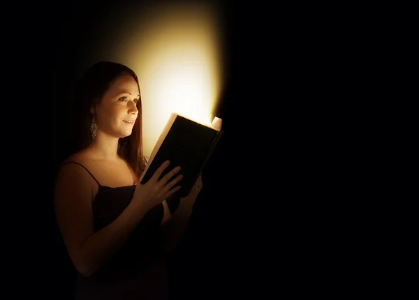 Lesung in der Nacht — Stockfoto