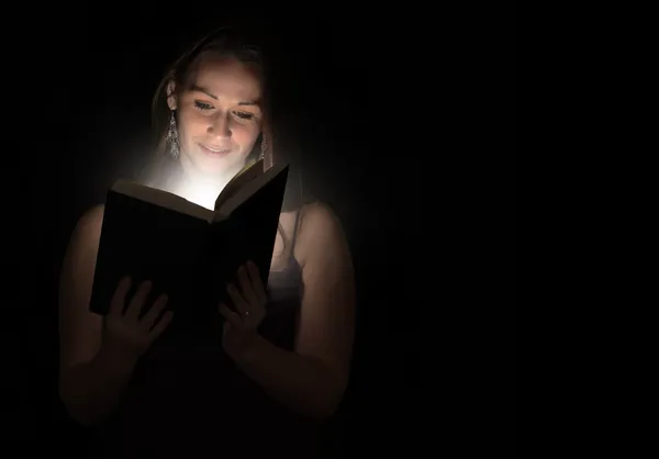 Čtení v noci — Stock fotografie