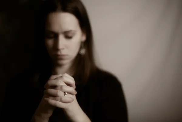 Vrouw biddend — Stockfoto