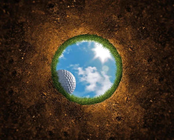 Мяч для гольфа падает — стоковое фото