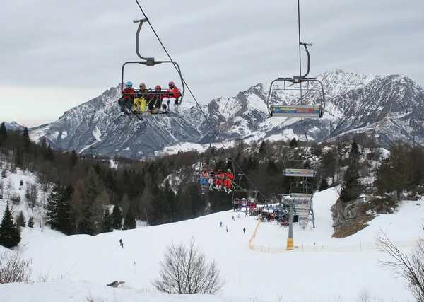 स्की रिसॉर्टमध्ये उचलतो — स्टॉक फोटो, इमेज