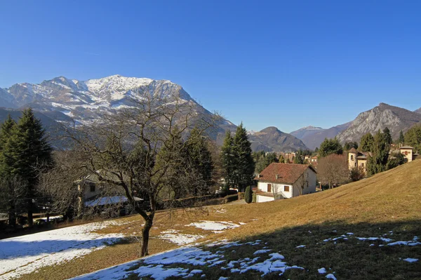 Villaggio in montagna — Foto Stock