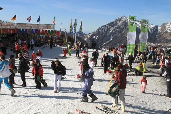 Montagna per sciare con bandiere — Foto Stock
