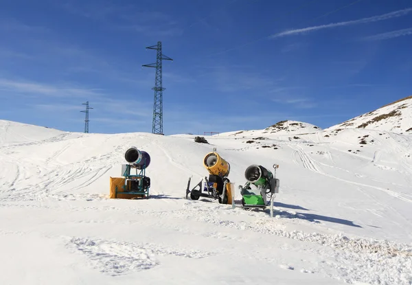 Cannoni da neve nella località montana — Foto Stock