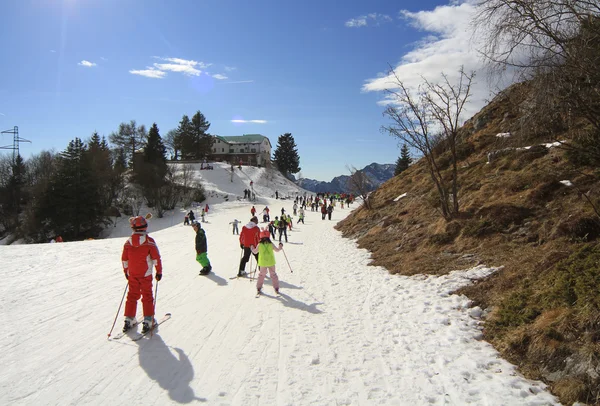 Skid- och snowboardåkare som går ner — Stockfoto