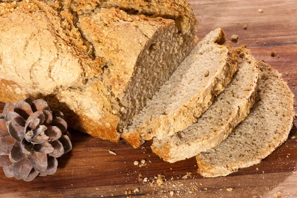 Φρέσκο βιολογικό ψωμί σε φέτες — Φωτογραφία Αρχείου