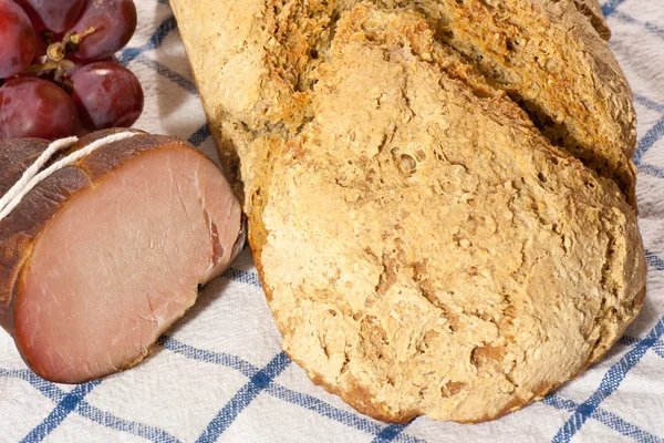 Frisches Bio-Brot mit Wurst und Trauben — Stockfoto