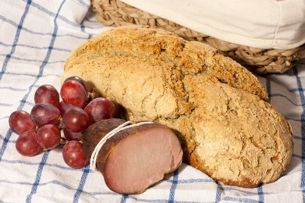 Frisches Bio-Brot mit Wurst und Trauben — Stockfoto