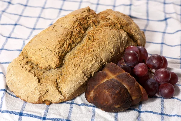 Färskt ekologiskt bröd med kallt kött och druvor — Stockfoto