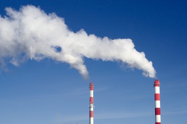 endüstriyel baca duman mavi gökyüzü üzerinde bir sürü ile çifti