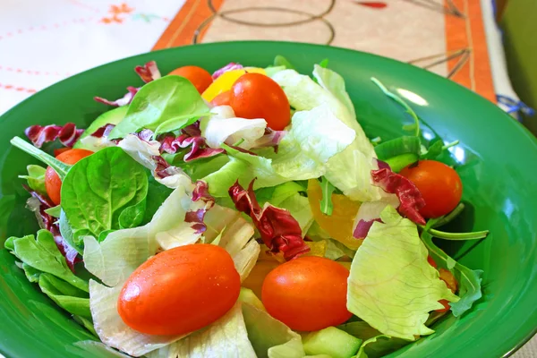 Salade in een kom. — Stockfoto