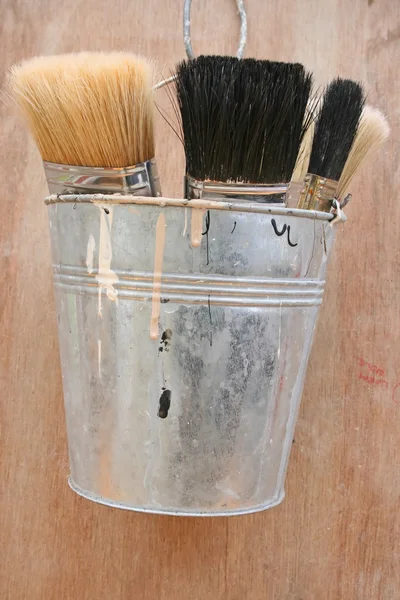 Pincéis de pintura em um balde . — Fotografia de Stock