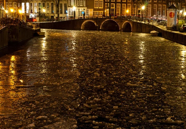 Замороженные каналы Амстердама — стоковое фото