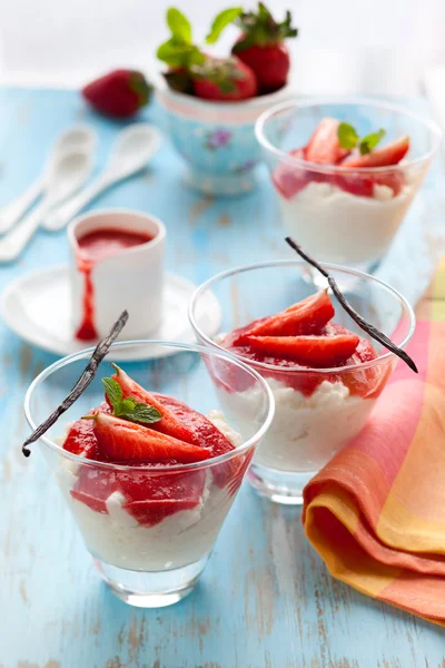 Rice pudding with strawberry — Stock Photo, Image