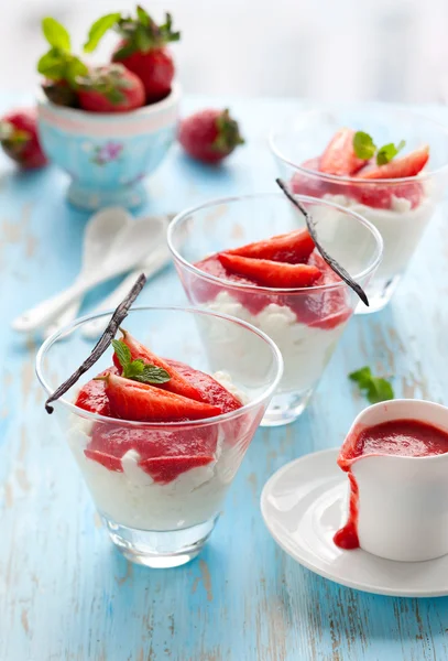 Milchreis mit Erdbeere — Stockfoto