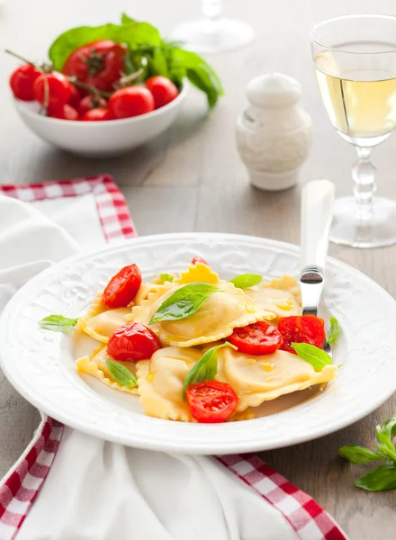 Ravioli with tomatoes and basil — Stock Photo, Image