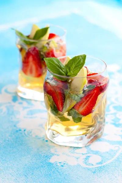 Strawberry Basil Sangria — Stock Photo, Image