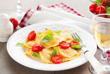 Ravioli, domates ve fesleğen