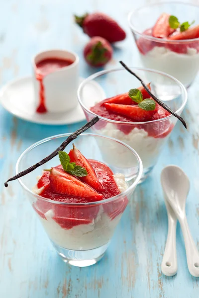 Milchreis mit Erdbeere — Stockfoto