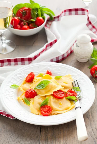 Ravioli with tomatoes and basil — Stock Photo, Image