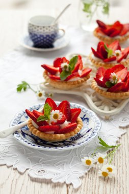 Çilekli tartlets