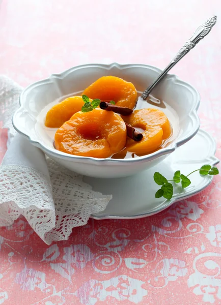 Perziken op siroop — Stockfoto