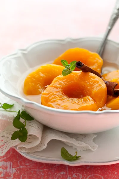 Персики в сиропе — стоковое фото