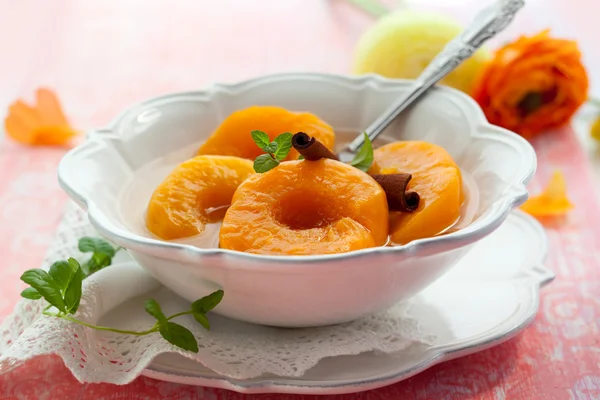 Perziken op siroop — Stockfoto