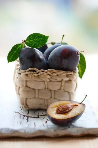 Plums in basket — Stock Photo, Image