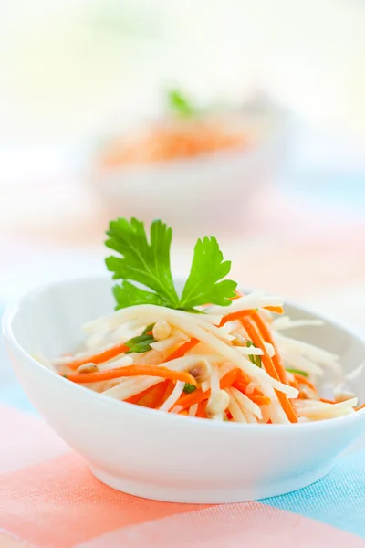 Кольраби и салат из моркови — стоковое фото