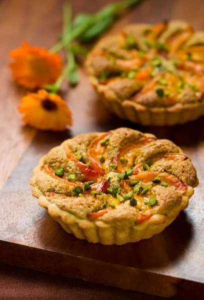 Apricot tart with pistachios — Stock Photo, Image