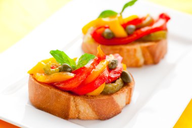 Bruschetta biber salatası ile