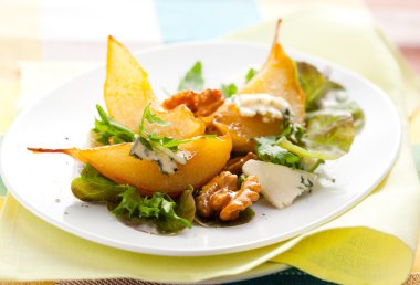 armut ve mavi peynir salatası