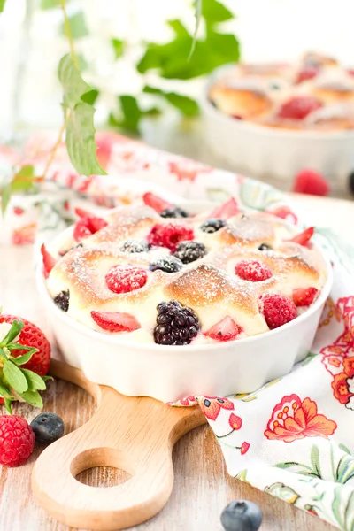 Pudding(clafoutis) owoców z jagód — Zdjęcie stockowe