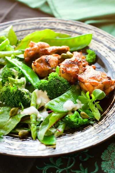 Asas de frango e salada de legumes — Fotografia de Stock