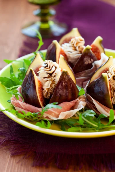 Figs with prosciutto,cheese and balsamic vinegar — Stock Photo, Image