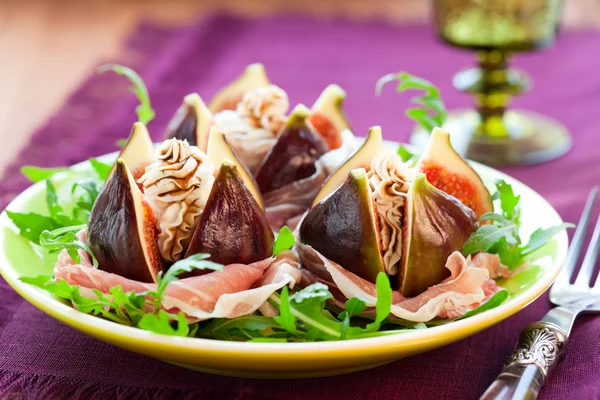 Figs with prosciutto,cheese and balsamic vinegar — Stock Photo, Image