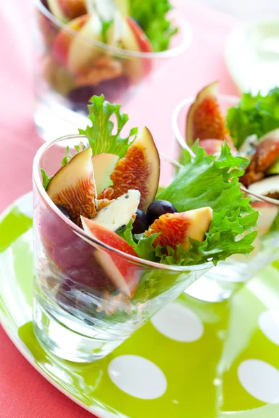 Salat mit Obst und Käse — Stockfoto